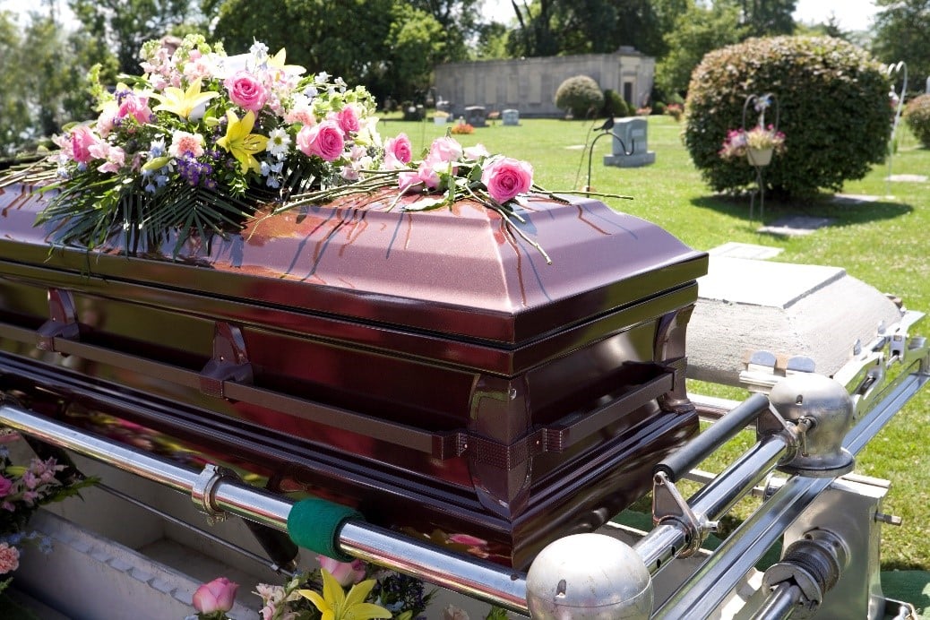 Designing A Meaningful Final Tribute: Four Options For Personalizing A Cremation Casket